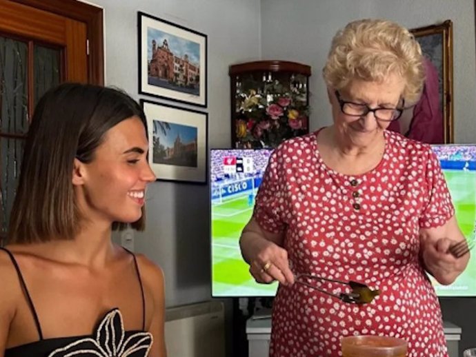 Sofía Suescun junto a la abuela de Kiko Jiménez.