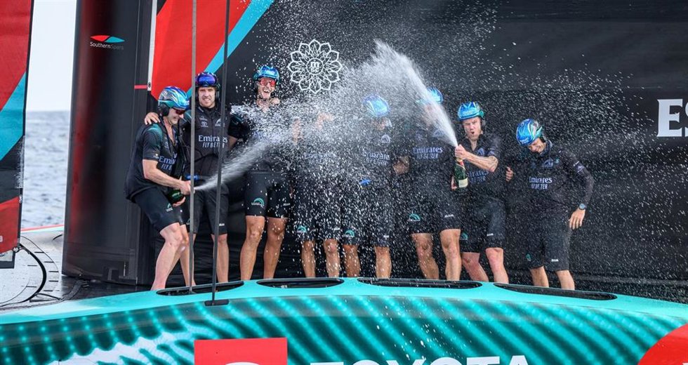 La tripulación del Emirates Team New Zealand celebra su victoria final en la tercera Regata Preliminar de la 37 Copa América de vela