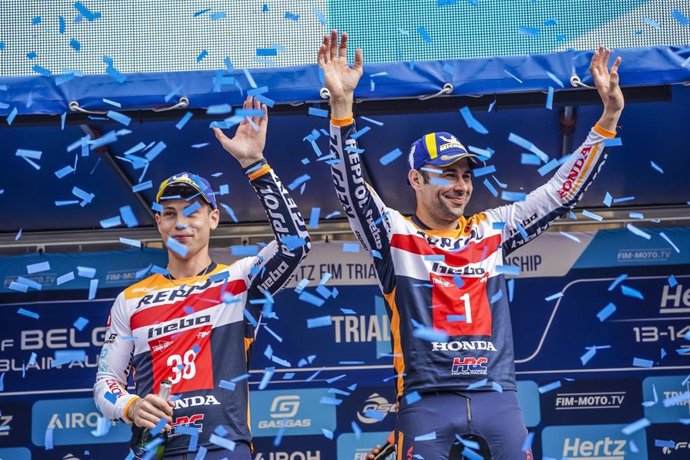 Toni Bou celebra una victoria en el Mundial de TrialGP junto a Gabriel Marcelli