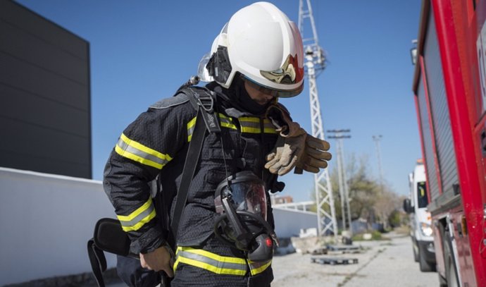 Archivo - Un efectivo de bomberos en una imagen de archivo,