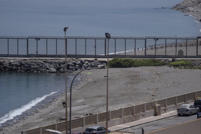 Flotadores en la playa del Tarajal en Ceuta (España). Imagen de archivo. 