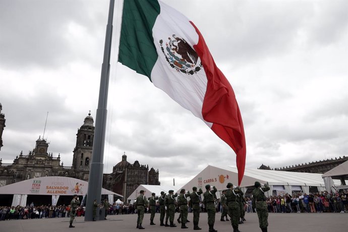 Archivo - October 15, 2023, Mexico City, Mexico: Members of the Mexican Army lower the monumental flag of Mexico in the Zocalo during the XXIII Zocalo International Book Fair in Mexico City. on October 15, 2023 in Mexico City, Mexico