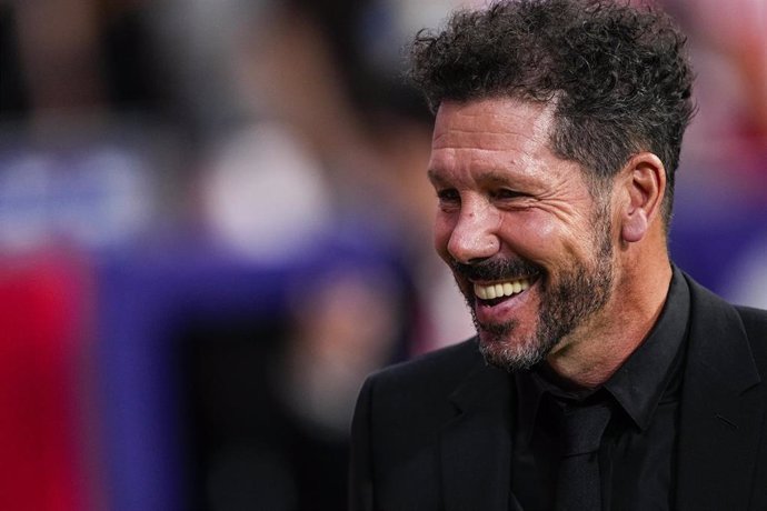 Diego Pablo Simeone sonríe durante el Atlético de Madrid-Girona de LaLiga EA Sports 24-25