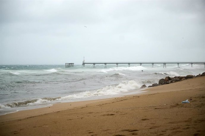 Archivo - Oleaje en la playa de Badalona afectado por las lluvias, a 7 de febrero de 2023, en Badalona, Barcelona, Catalunya (España). 