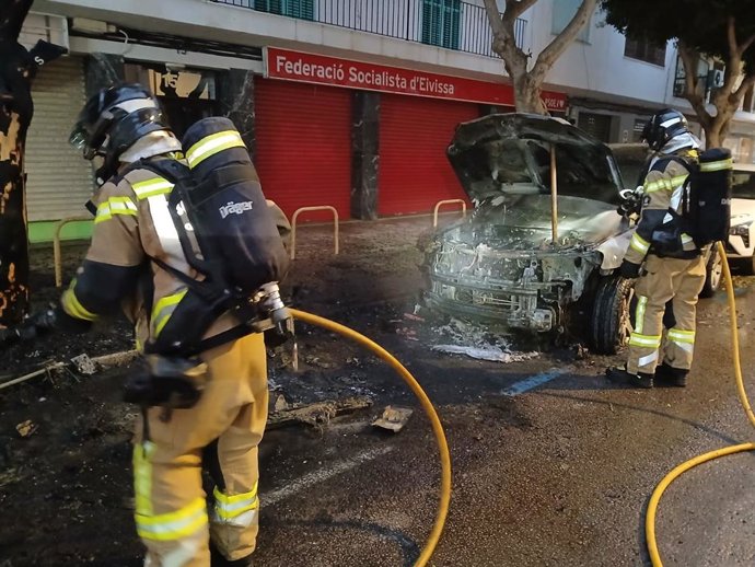 Daños en un vehículo por un incendio de contenedores en Ibiza.