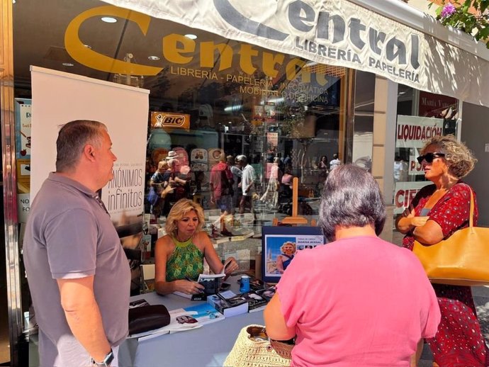 La periodista Marina Bernal firma ejemplares de sus últimos libros en la librería Central de Chipiona.