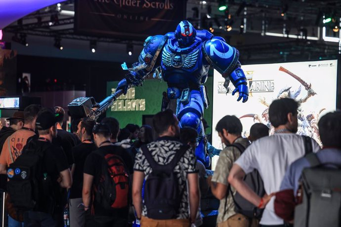 21 August 2024, Nordrhein-Westfalen, Cologne: Visitors wait in front of the stand of "Space Marine" at the Gamescom computer and video games trade fair. The fair is taking place in Cologne from August 21-25, 2024. Photo: Oliver Berg/dpa