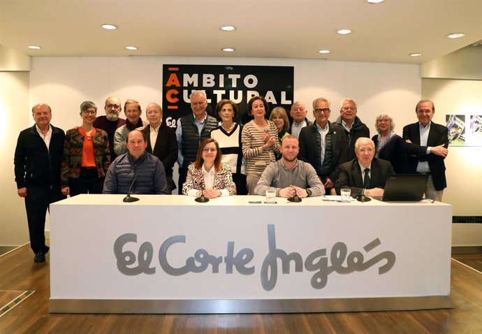 Archivo - Académicos reunidos en el Ámbito Cultural de El Corte Inglés de Zaragoza.