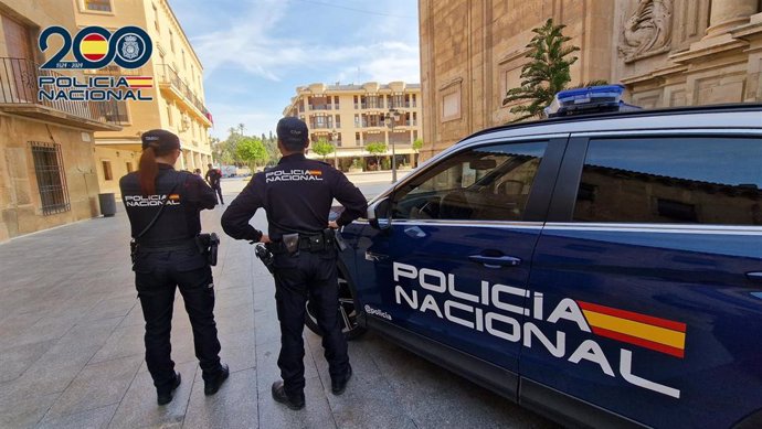 Imagen de agentes y de un coche patrulla de la Policía Nacional.