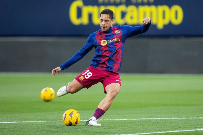 Archivo - Vitor Roque of FC Barcelona warms up during the Spanish league, La Liga EA Sports, football match played between Cadiz CF and FC Barcelona at Nuevo Mirandilla stadium on April 13, 2024, in Cadiz, Spain.