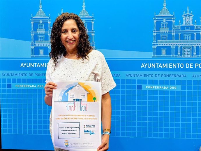 La concejala de Interculturalidad Diversidad y Solidaridad, Ivelisse Martínez, posa con un cartel del curso.