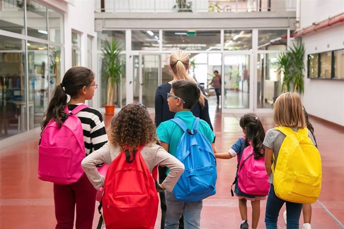 Niños entrando al colegio.