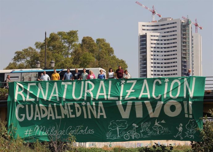 Pancarta reivindicativa a favor de la renaturalización del río Guadalmedina.