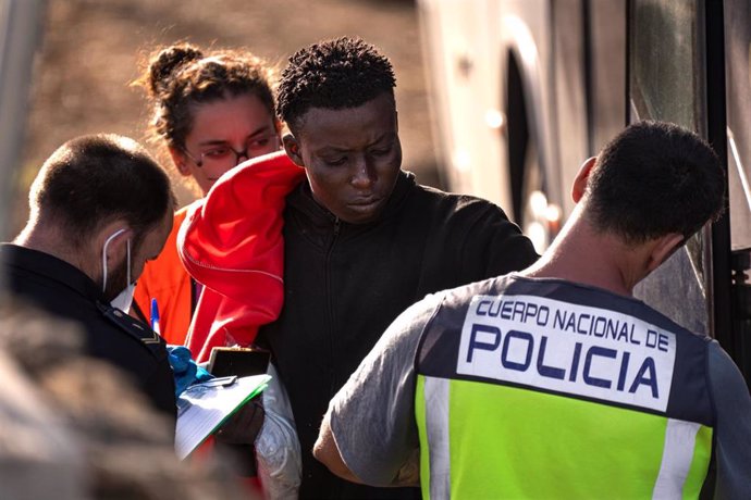 Un migrante en el Centro de Acogida Temporal de Extranjeros (CATE) de San Andrés en el Hierro