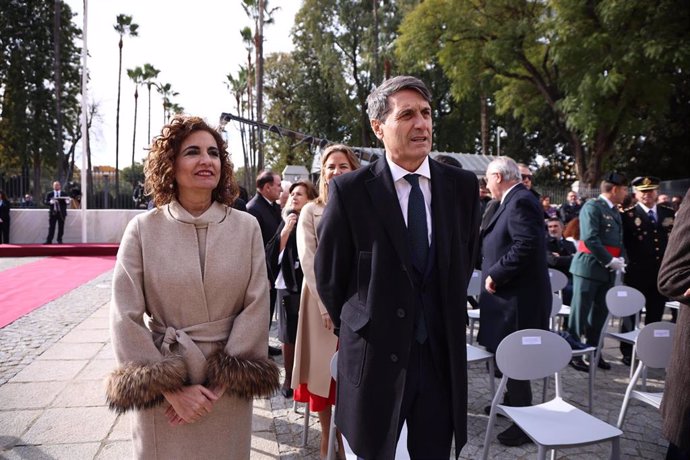 Archivo - El delegado del Gobierno en Andalucía, Pedro Fernández, con la vicepresidenta y ministra de Hacienda, María Jesús Montero, en una imagen de archivo.