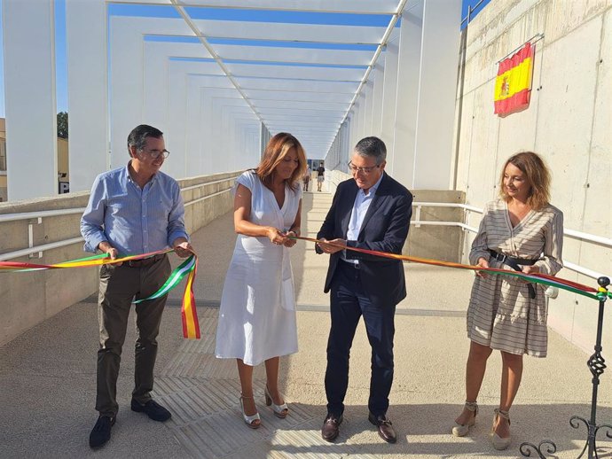 El presidente de la Diputación de Málaga, Francisco Salado, y la alcaldesa de Ronda, María de la Paz Fernández, han inaugurado este lunes esta nueva infraestructura.