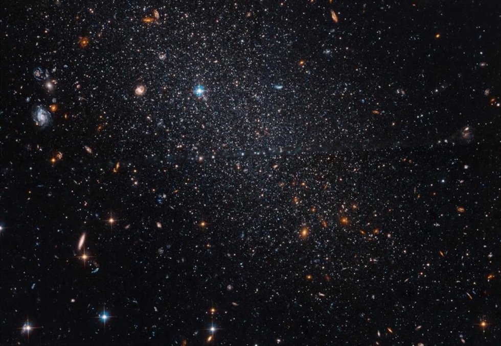 La galaxia enana Tucana se encuentra a unos 3 millones de años luz de distancia, en el extremo más alejado de nuestro Grupo Local de galaxias.