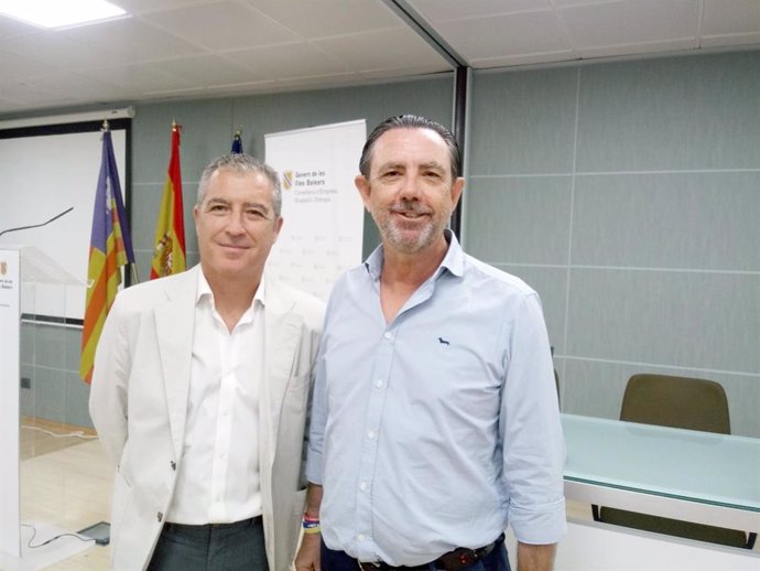 El director general de Empresa, Autónomos y Comercio, José Antonio Caldés Capelo, y el conseller de Empresa, Empleo y Energía, Alejandro Sáenz de San Pedro.