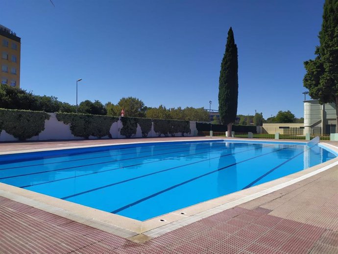 Archivo - Las piscinas del  Complejo Deportivo Municipal San Jorge prolongan su apertura una semana.