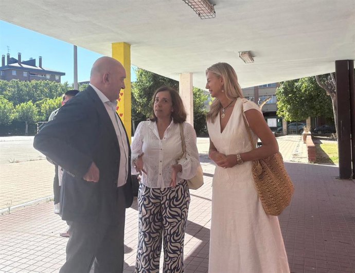 El alcalde de Valladolid, Jesús Julio Carnero, acompañado por la concejala de Educación y Cultura, Irene Carvajal, y la directora provincial de la educación en Valladolid, M Agustina García