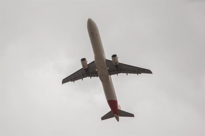 Archivo - Un avión despega del Aeropuerto Adolfo Suárez Madrid-Barajas, a 28 de junio de 2024, en Madrid (España). 