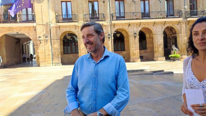 El portavoz del PSOE en el Ayuntamiento de Oviedo, Carlos Fernández Llaneza, junto a la edil Natalia Sánchez.