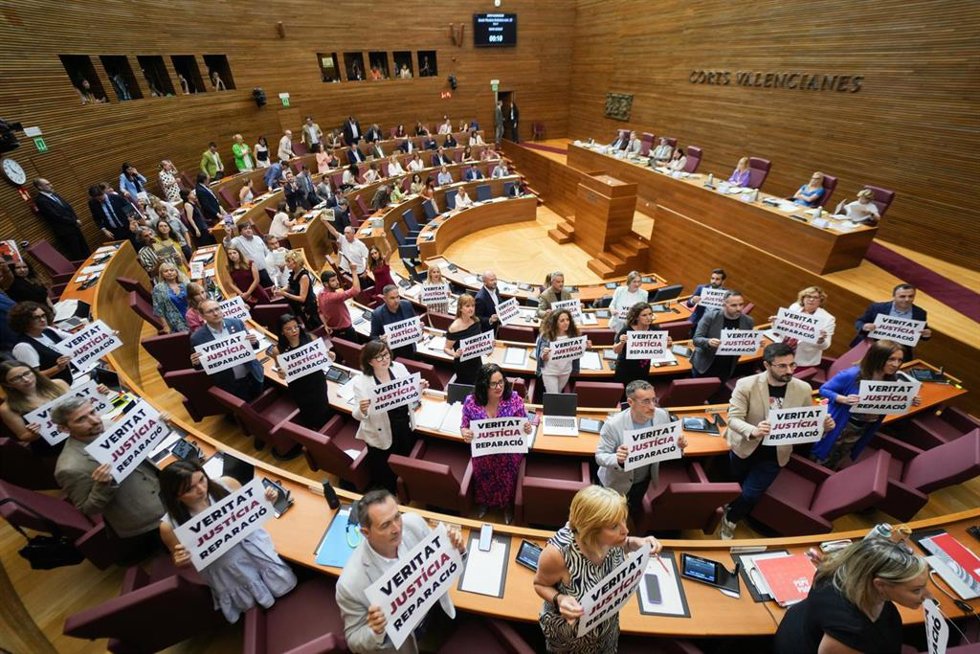 Archivo - Imagen de la aprobación de la Ley de Concordia en Les Corts, por parte de PP y Vox, frente a carteles de la oposición que piden "verdad, justicia y reparación"