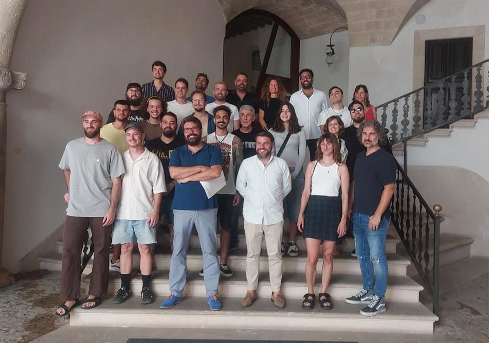 El teniente de alcalde del Ayuntamiento de Palma, Javier Bonet, junto con miembros del jurado y participantes del concurso Pop Rock 2024.