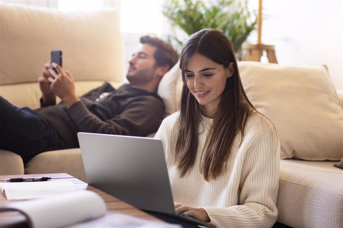 Close-up-people-working-from-home