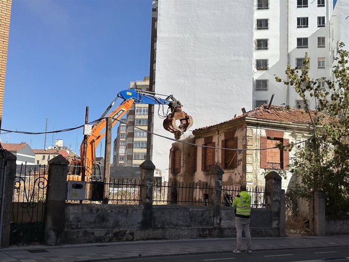 Trabajos de demolición del inmueble declarado en estado de ruina de la calle Los Osorios