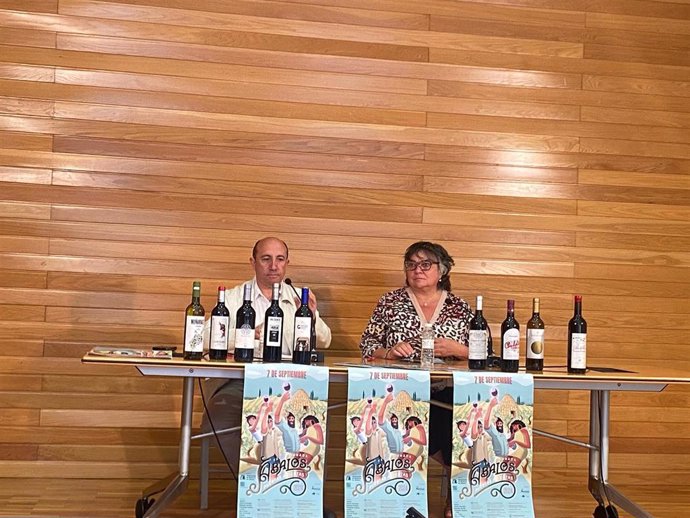 El alcalde de Ábalos, Vicente Urquía, y la presidenta de la Asociación de Mujeres de Ábalos, Blanca Recio, durante la presentación de la XXVII Jornada de Puertas Abiertas de Ábalos