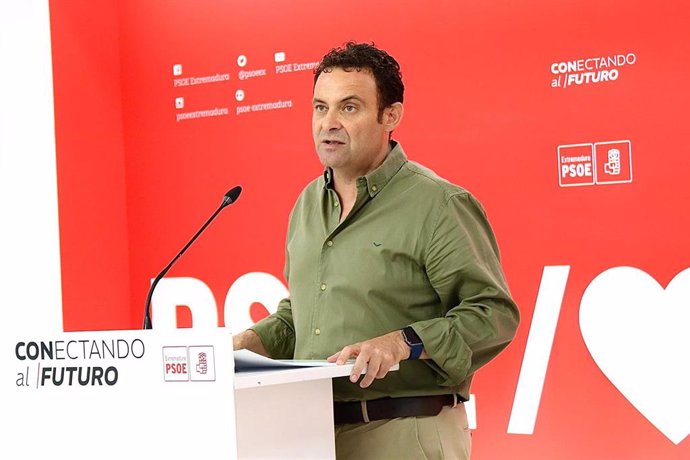 El secretario general del Grupo Parlamentario Socialista en la Asamblea de Extremadura, Jorge Amado, en rueda de prensa