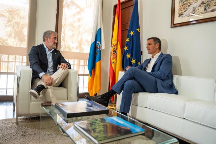 El presidente del Gobierno, Pedro Sánchez (d), y el presidente de Canarias, Fernando Clavijo (i), se reúnen para abordar la crisis migratoria del archipiélago, en la Dirección Insular de la Administración General del Estado en Santa Cruz de la Palma, a 23