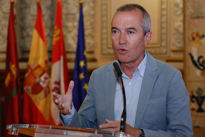 El concejal de Urbanismo, Ignacio Zarandona, informa de la licitación de las obras de urbanización del Camino Viejo de Simancas