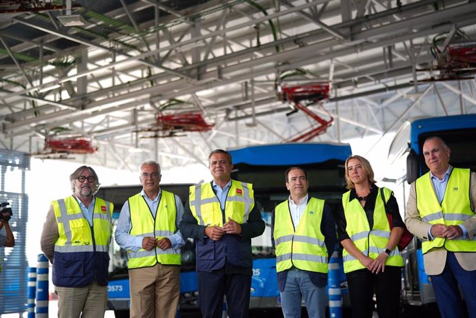 El consejero de Vivienda, Transportes e Infraestructuras, Jorge Rodrigo, visita junto al delegado del Área de Urbanismo, Medio Ambiente y Movilidad de la ciudad, Borja Carabante, el Centro de Operaciones que la EMT tiene en el distrito de Carabanchel