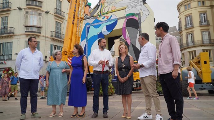 Daniel Pérez, junto a otros integrantes del grupo municipal socialista en el Ayuntamiento, ha hecho balance de la Feria de Málaga junto a la portada de la calle Larios.