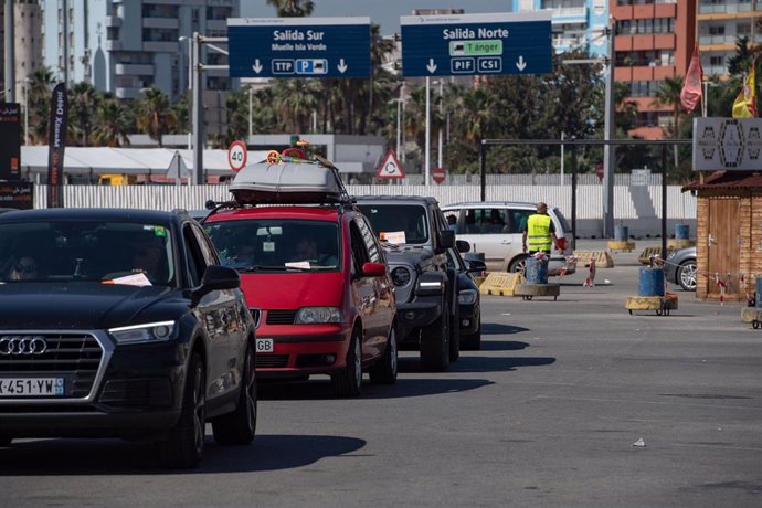 Archivo - Varios vehículos en el puerto de Algeciras en la Operación Paso del Estrecho. ARCHIVO