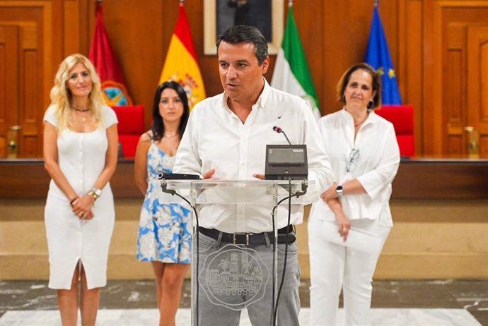 Bellido interviene junto a las ediles Blanca Torrent, Cintia Bustos y Lourdes Morales.