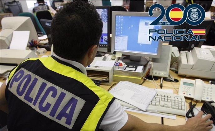 Agente de Policía Nacional en labores de investigación para el cumplimiento de la ley de extranjería