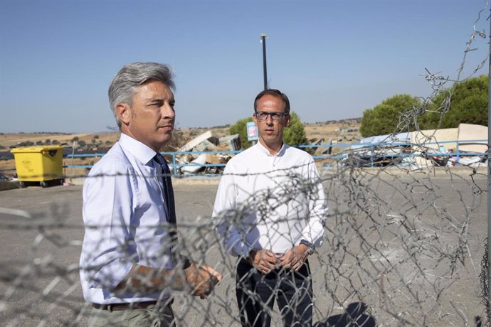 Lorite y Cabello, durante la visita a las instalaciones del Punto Limpio de Pozoblanco.