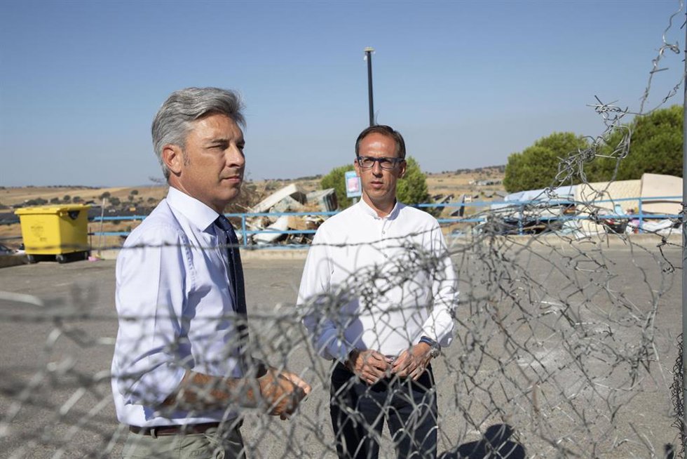 Lorite y Cabello, durante la visita a las instalaciones del Punto Limpio de Pozoblanco.