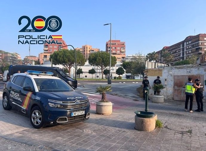 Agentes de la Policía Nacional en el barrio de Campanar