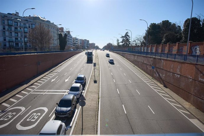 Archivo - Varios coches en la A-5 a la altura de la Avenida de los Poblados, a 17 de febrero de 2024