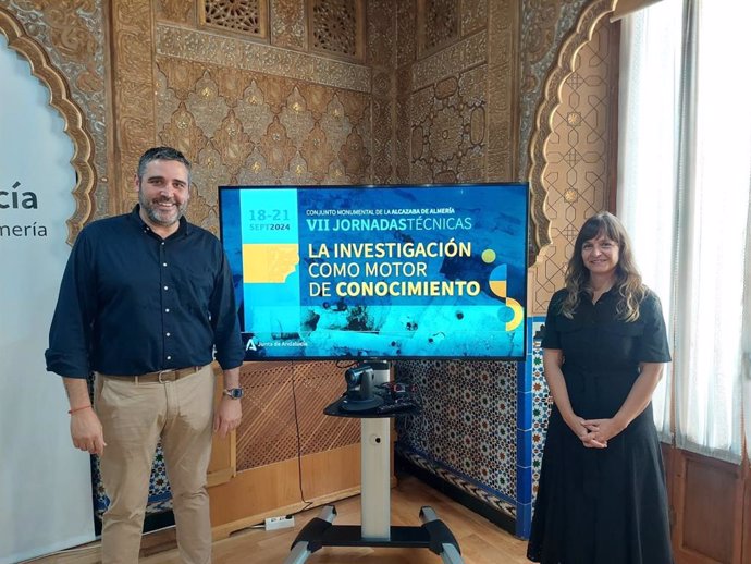 El delegado territorial de las consejerías de Turismo y Andalucía Exterior y de Cultura y Deporte de la Junta de Andalucía, Juan José Alonso, junto a la directora del monumento, Gema Embí.