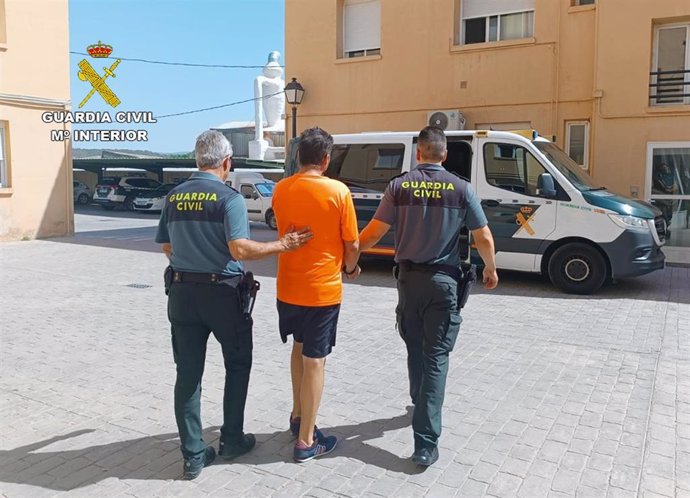 Imagen del detenido, custodiado por la Guardia Civil