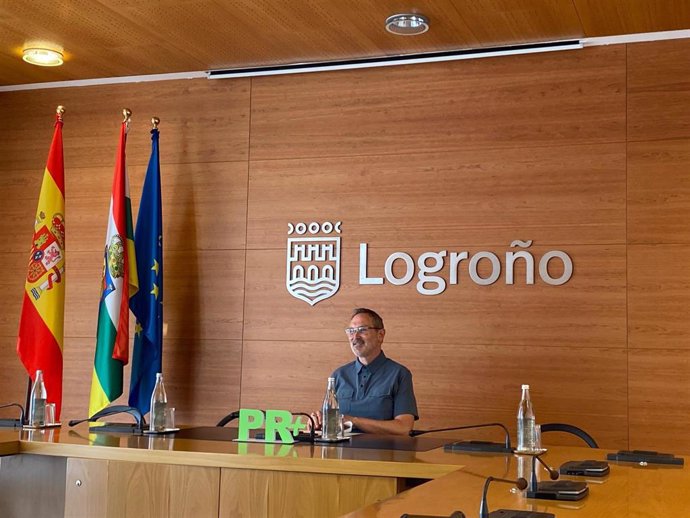 El portavoz del Partido Riojano (PR+) en el Ayuntamiento de Logroño, Rubén Antoñanzas, en comparecencia de prensa