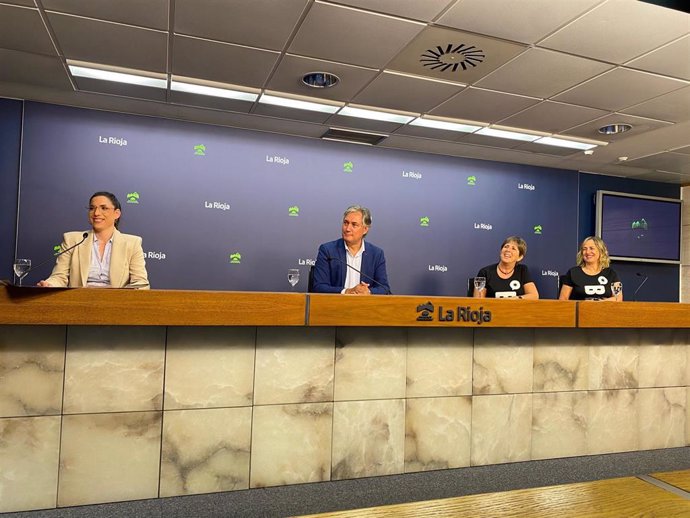 El consejero de Cultura, Turismo, Deporte y Juventud, José Luis Pérez Pastor, la teniente de alcalde del Ayuntamiento de Badarán, Julia Martínez, y Sara Arambarri y Chus Olarte, de la Asociación 'Badarán Que Hablar'