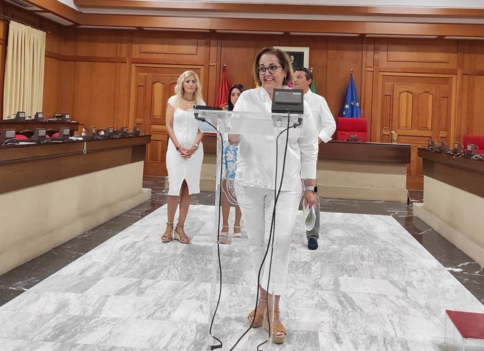 Blanca Torrent dando cuenta de los acuerdos de la junta de gobierno local.