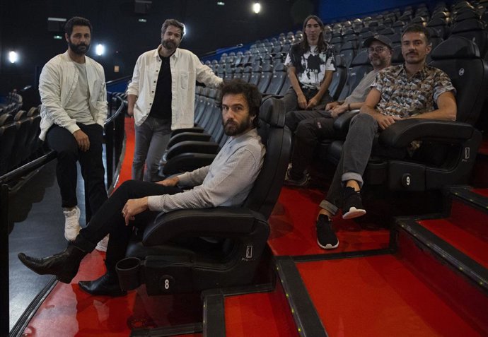 Archivo - La banda de indie rock, Vetusta Morla, posa después de una entrevista para Europa Press en la sala iSens de la estación Príncipe Pío, a 27 de septiembre de 2021, en Madrid (España). El grupo ha compuesto e interpretado la canción original y la b