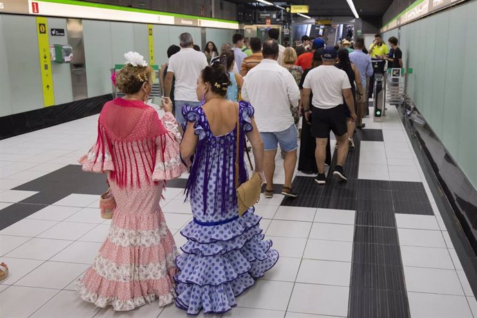 Pasajeros del metro durante la Feria de Málaga